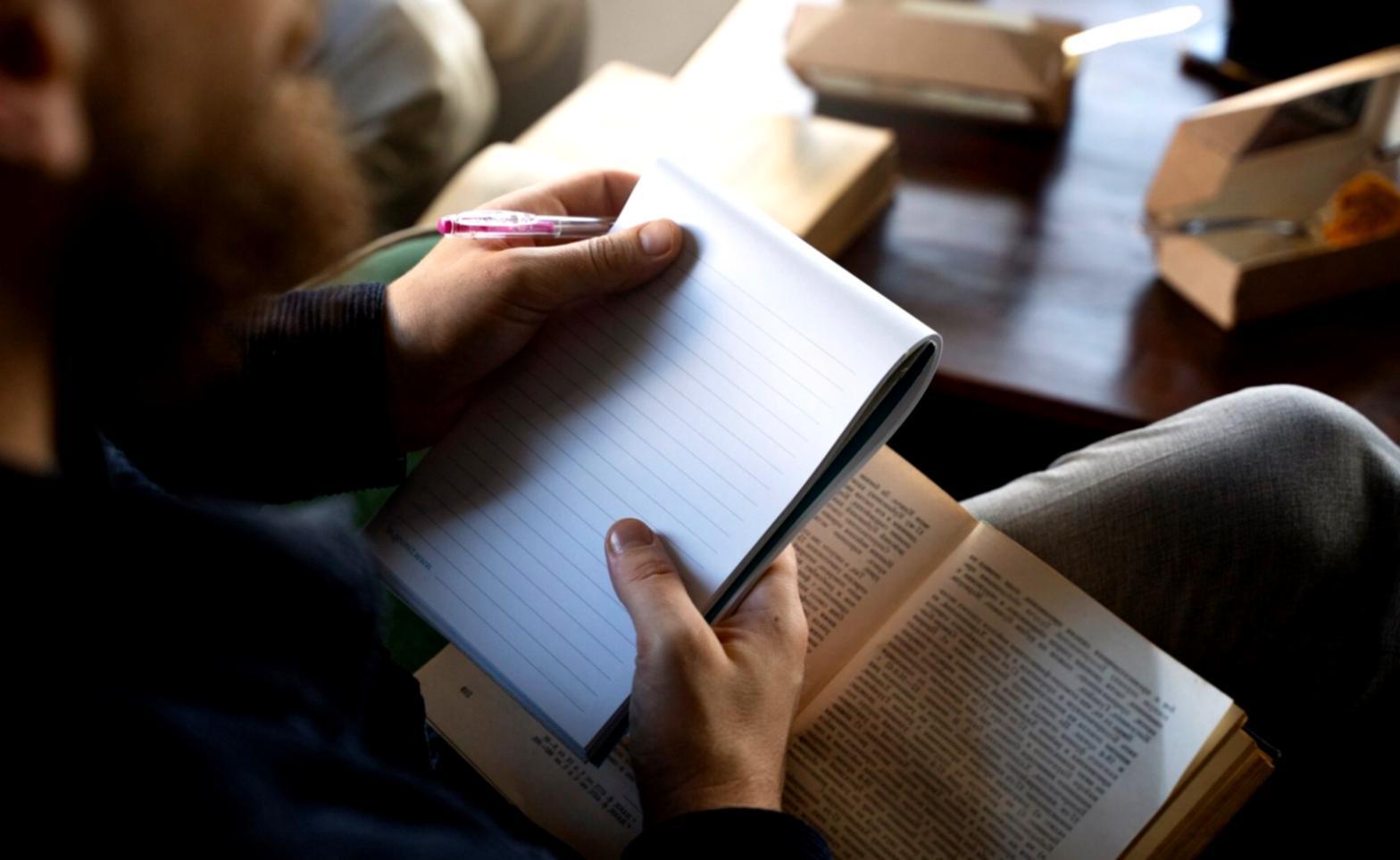 Espace de travail avec documents financiers et ordinateur portable